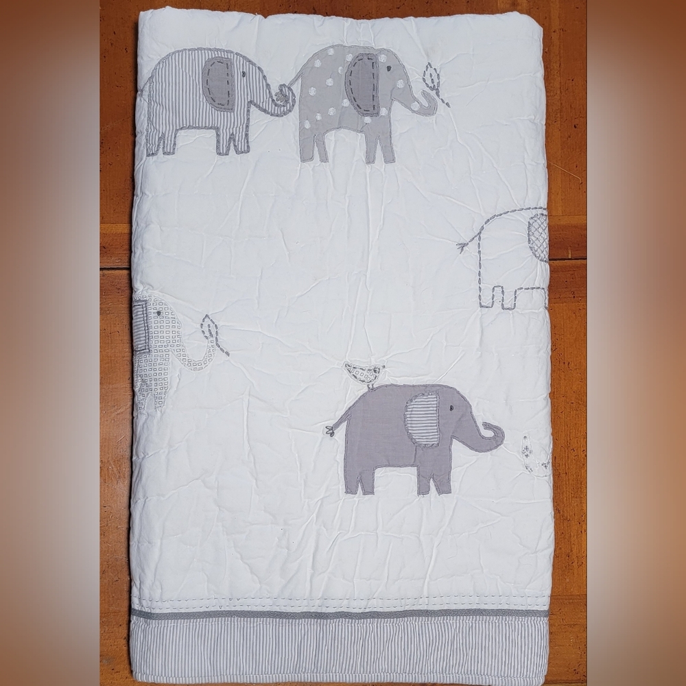 Pottery Barn Kids Baby Taylor Elephant Nursery Quilt Blaket Cotton White Gray